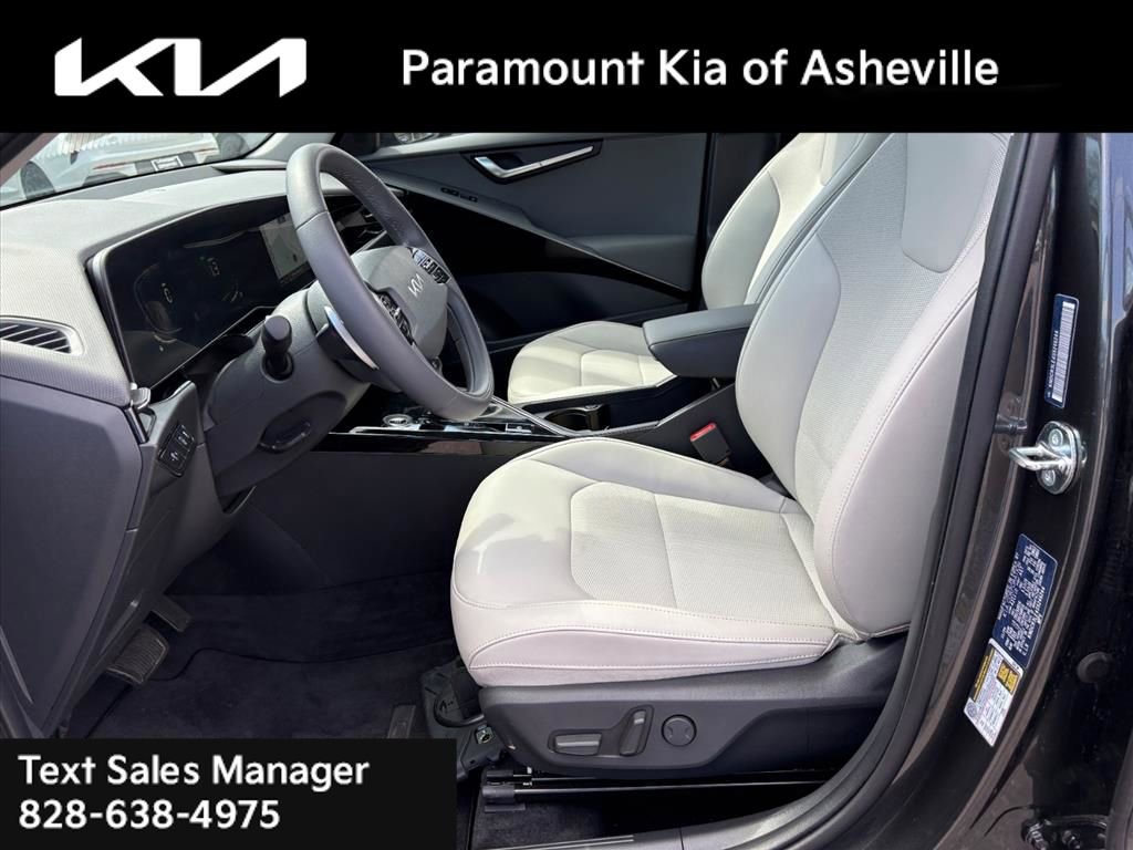 Certified 2025 Kia Niro EX image 17