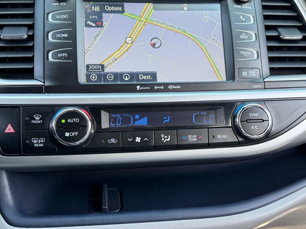 Used 2017 Toyota Highlander XLE w/ Carpet Mat Package image 22