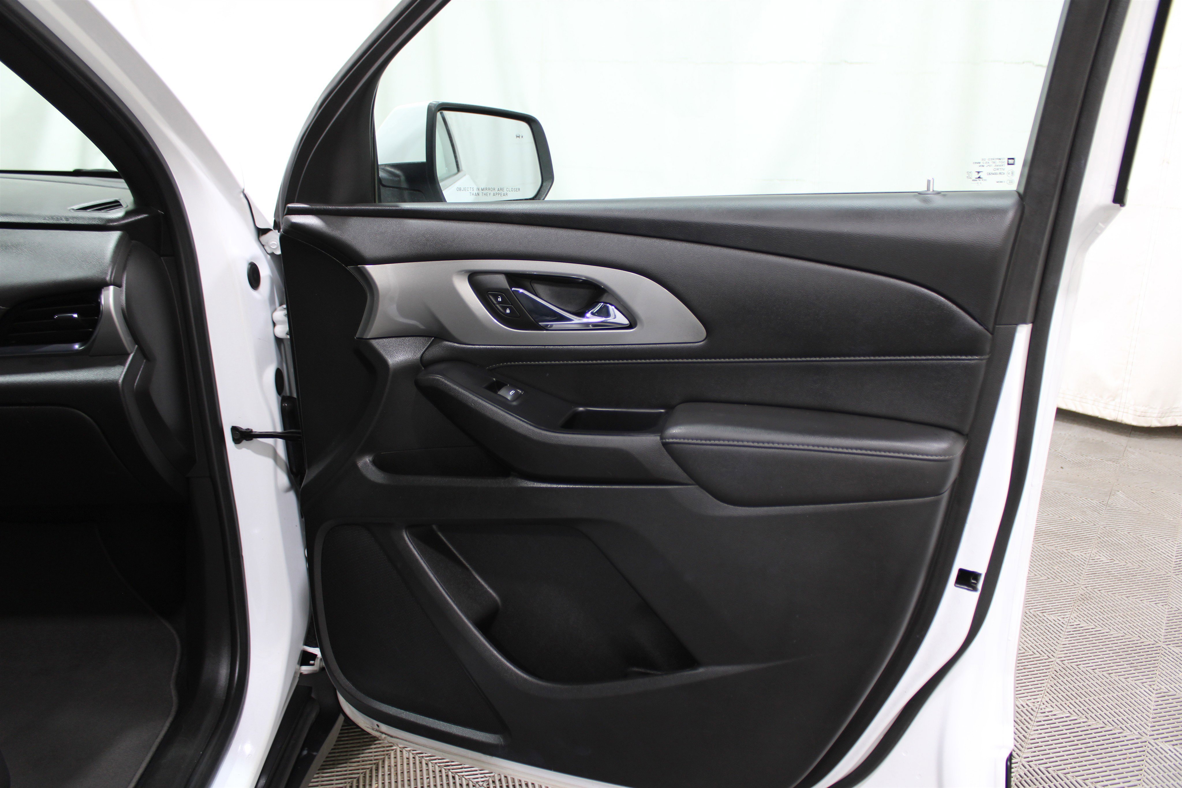 Used 2023 Chevrolet Traverse LT image 28