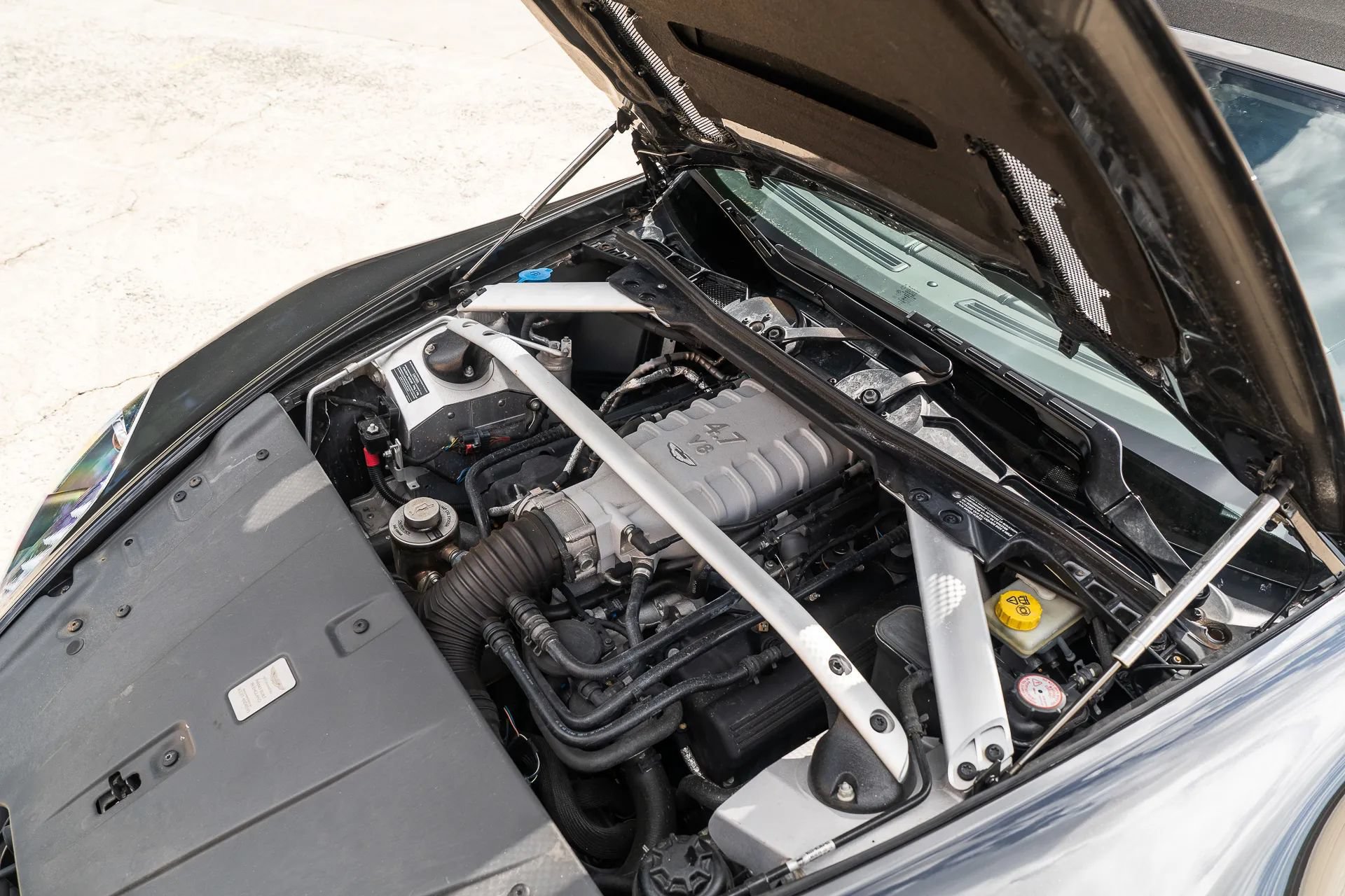 Used 2013 Aston Martin V8 Vantage Roadster RWD image 16