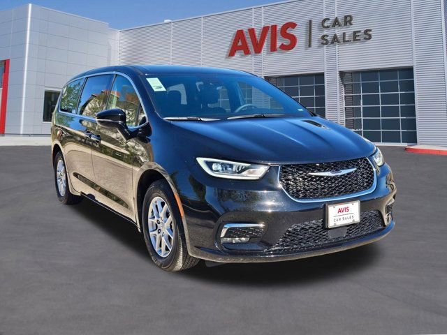 Used 2025 Chrysler Pacifica Select image 3