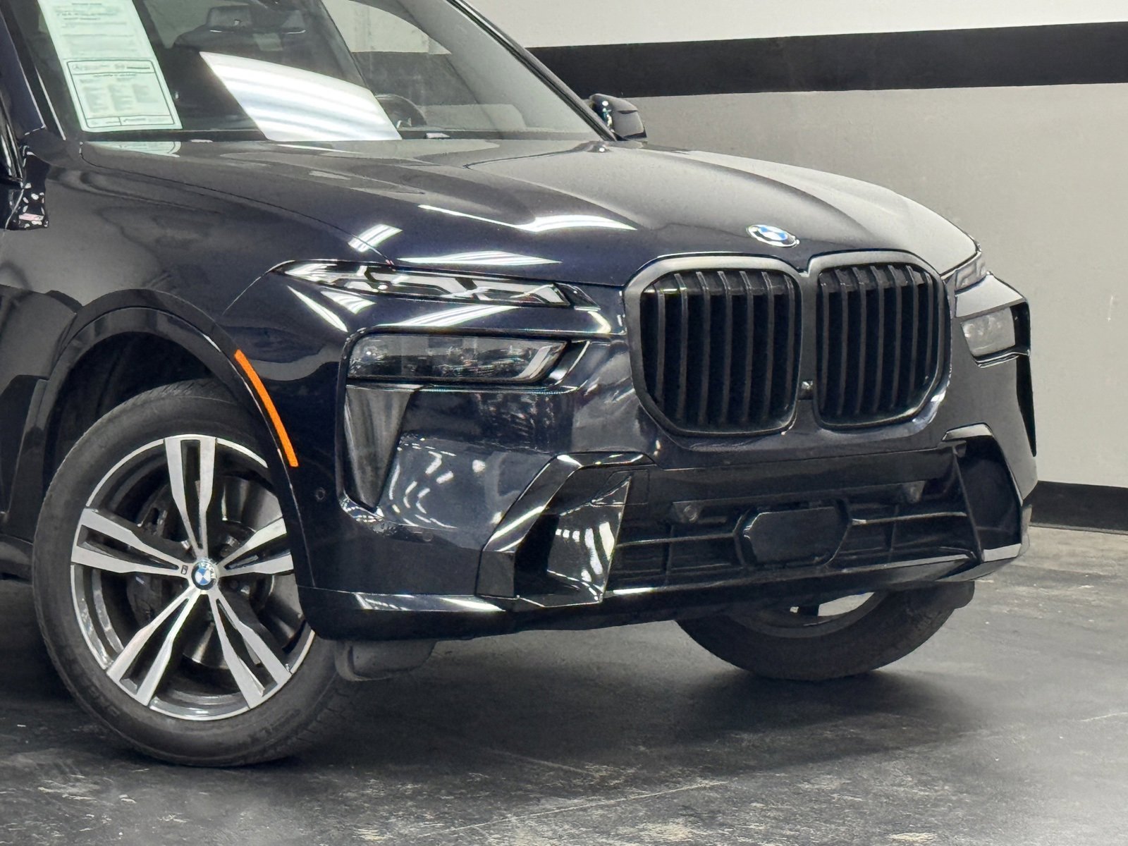Used 2023 BMW X7 xDrive40i w/ M Sport Package image 3