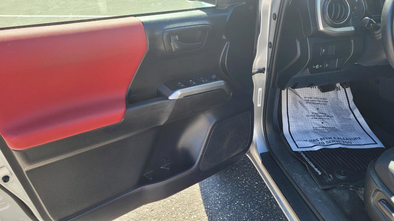 Used 2020 Toyota Tacoma SR5 AWD/4WD image 12