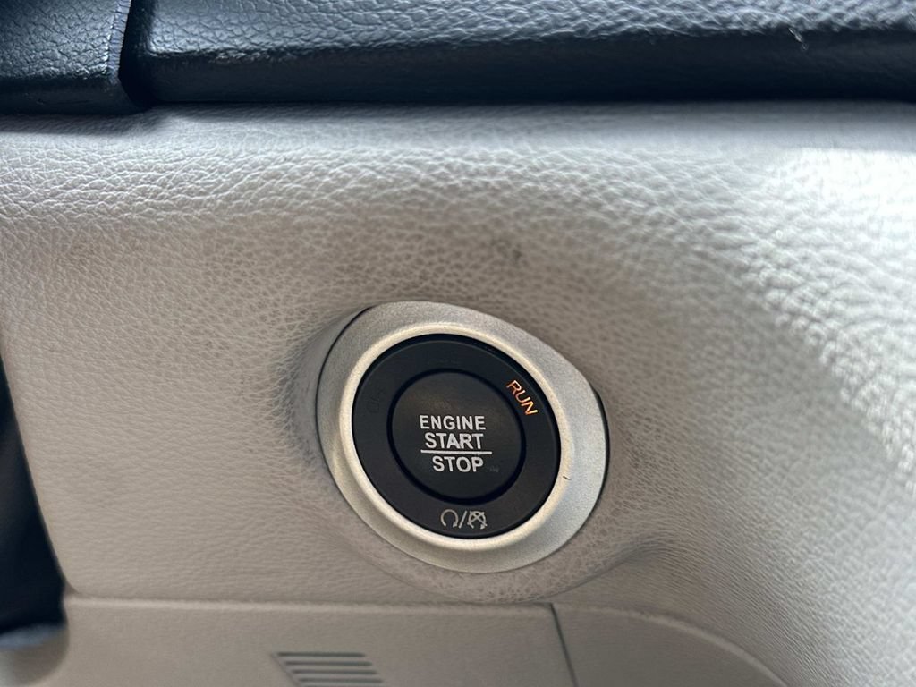 Used 2021 Chrysler Pacifica Touring-L FWD image 28
