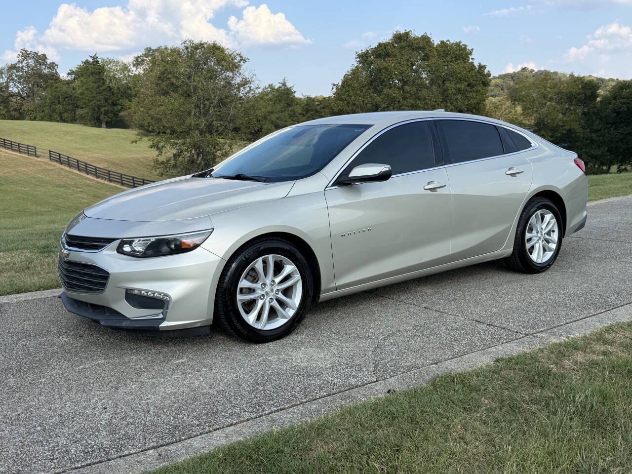Used 2016 Chevrolet Malibu LT w/ Leather Package FWD image 2