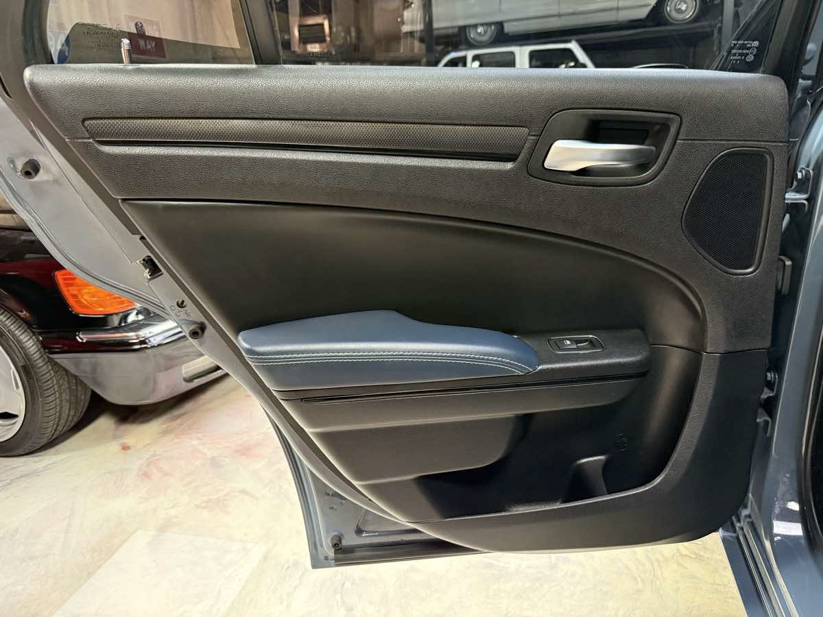 Used 2014 Chrysler 300 S w/ Luxury Group RWD image 27