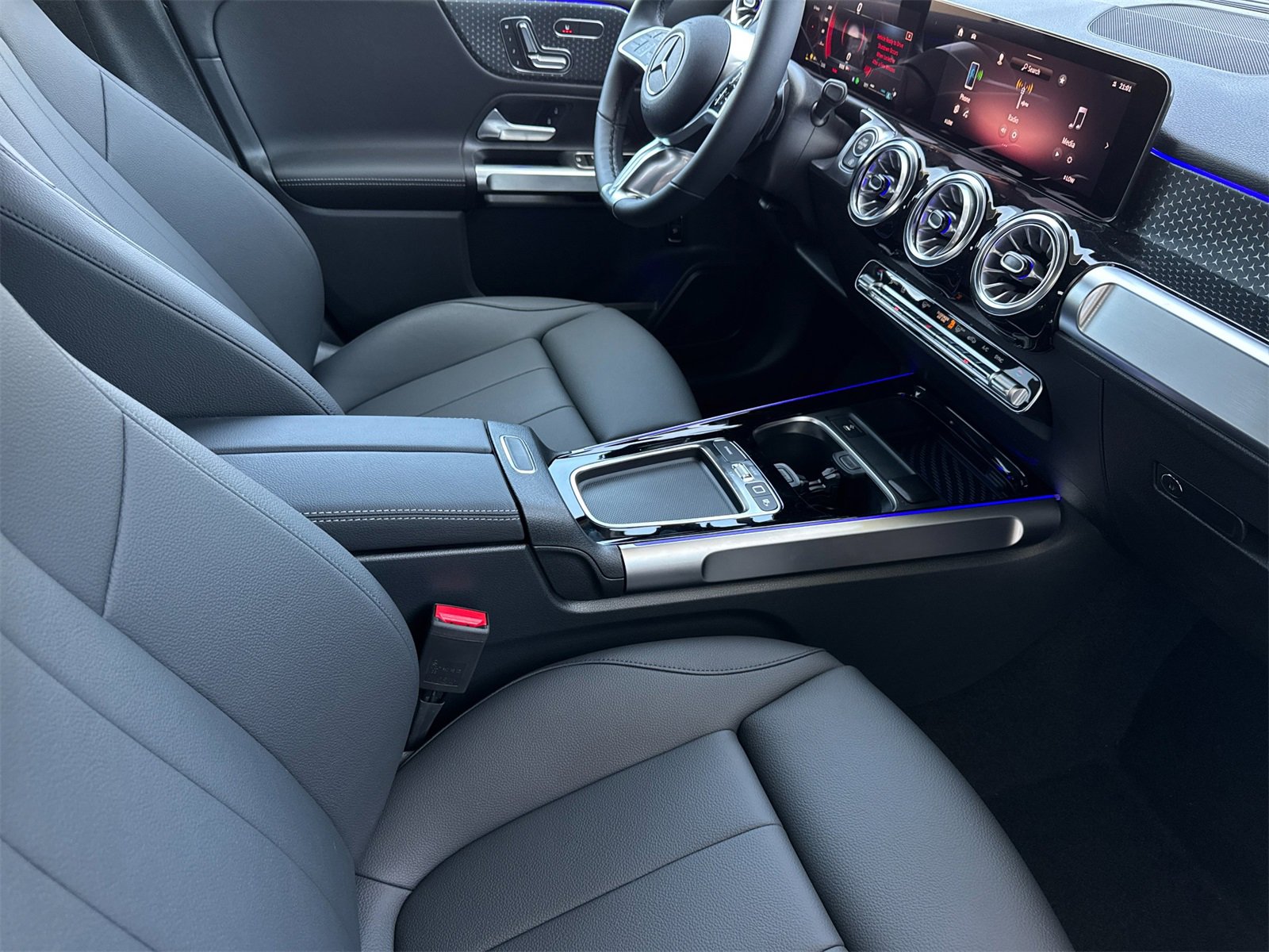 New 2025 Mercedes-Benz GLB 250 4MATIC image 17