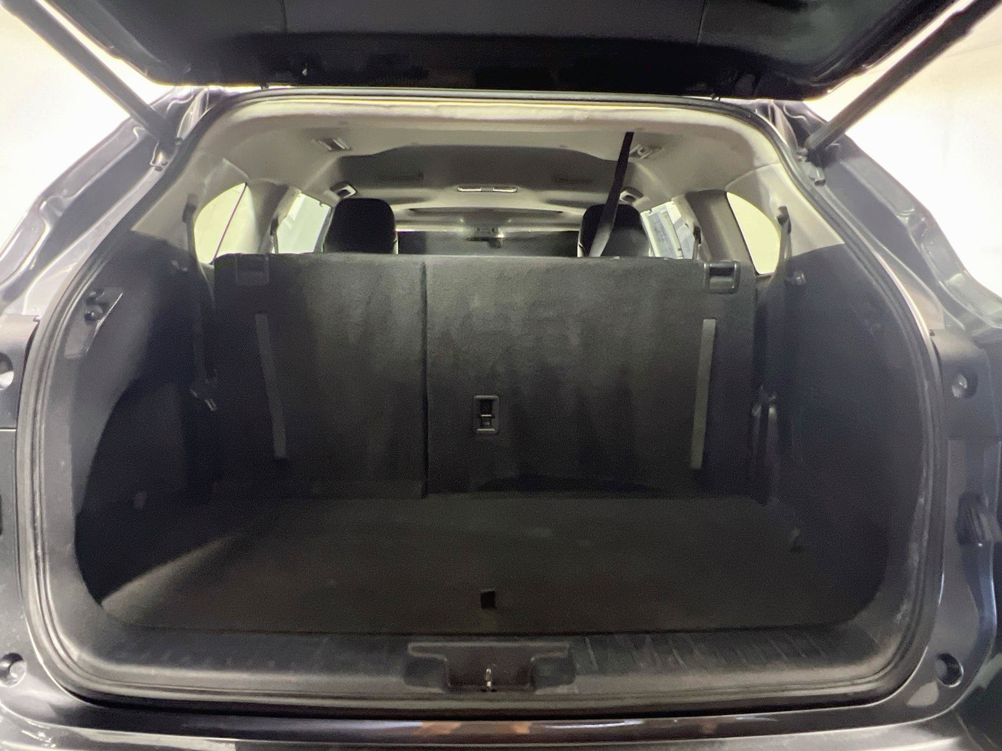 Used 2020 Toyota Highlander XLE FWD image 33
