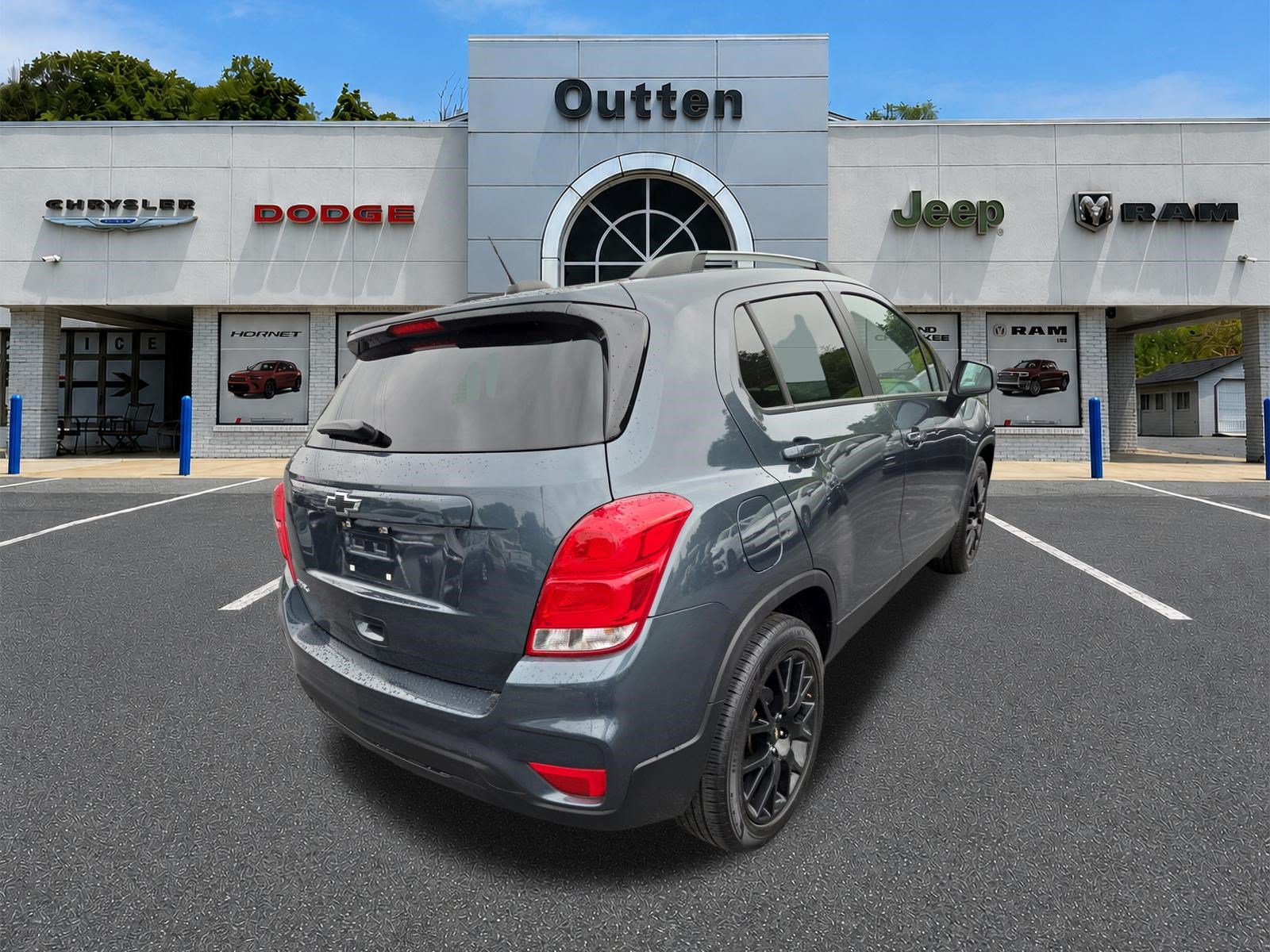 Used 2022 Chevrolet Trax LT w/ Sport Edition FWD image 4