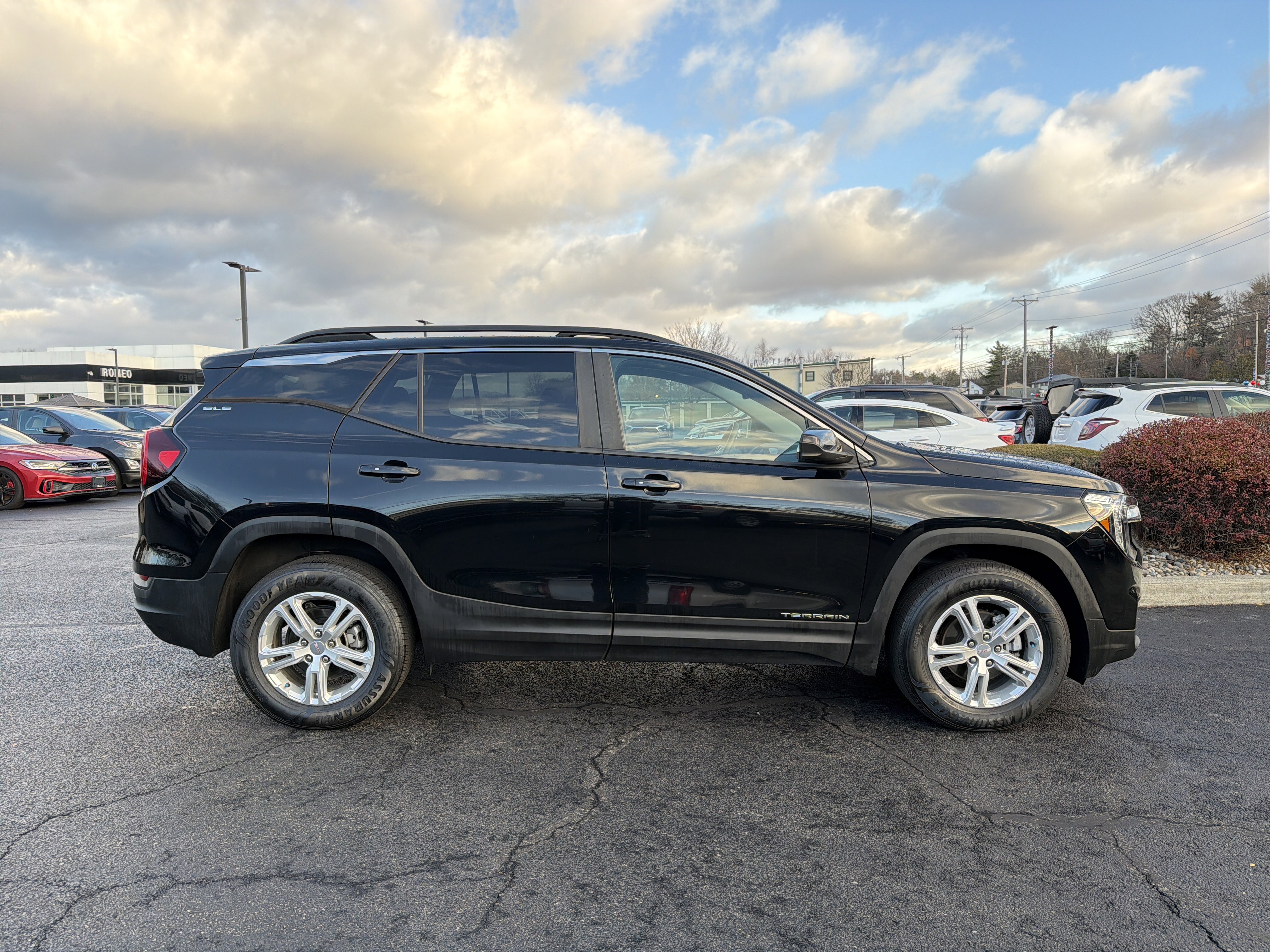 Used 2022 GMC Terrain SLE w/ Driver Convenience Package image 4