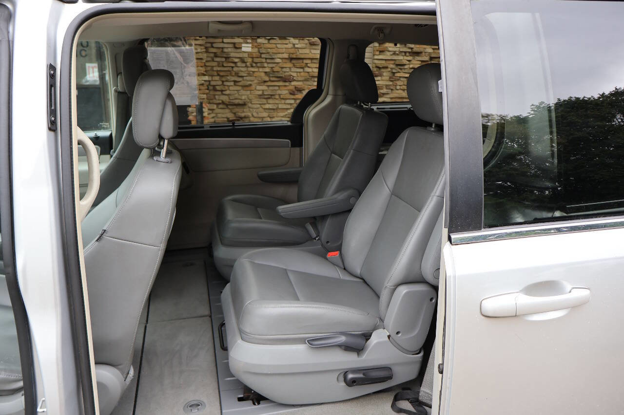 Used 2011 Volkswagen Routan SE FWD image 19