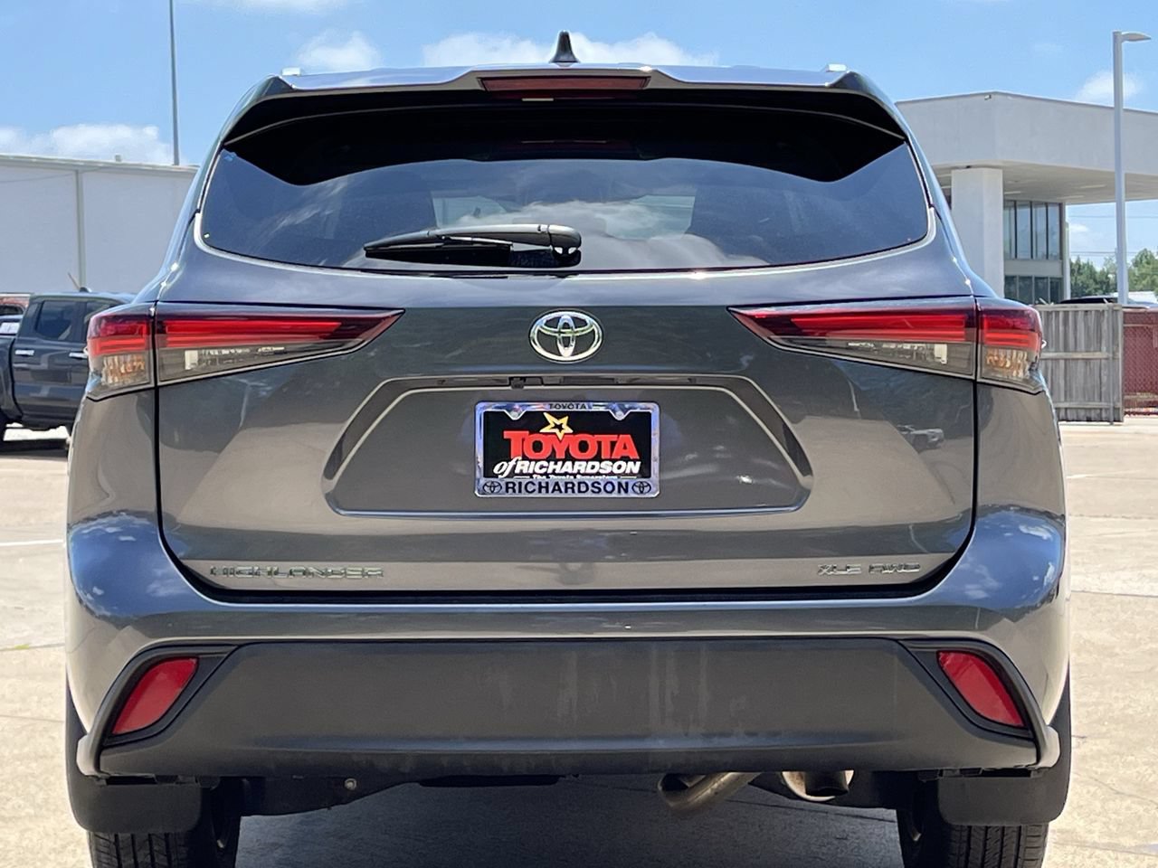 Used 2025 Toyota Highlander XLE AWD/4WD image 5