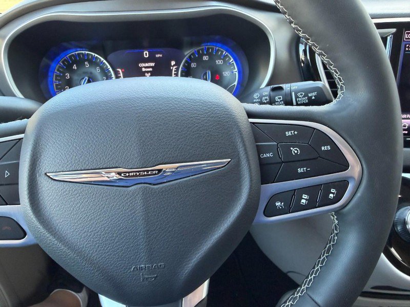 Used 2023 Chrysler Pacifica Touring-L FWD image 29