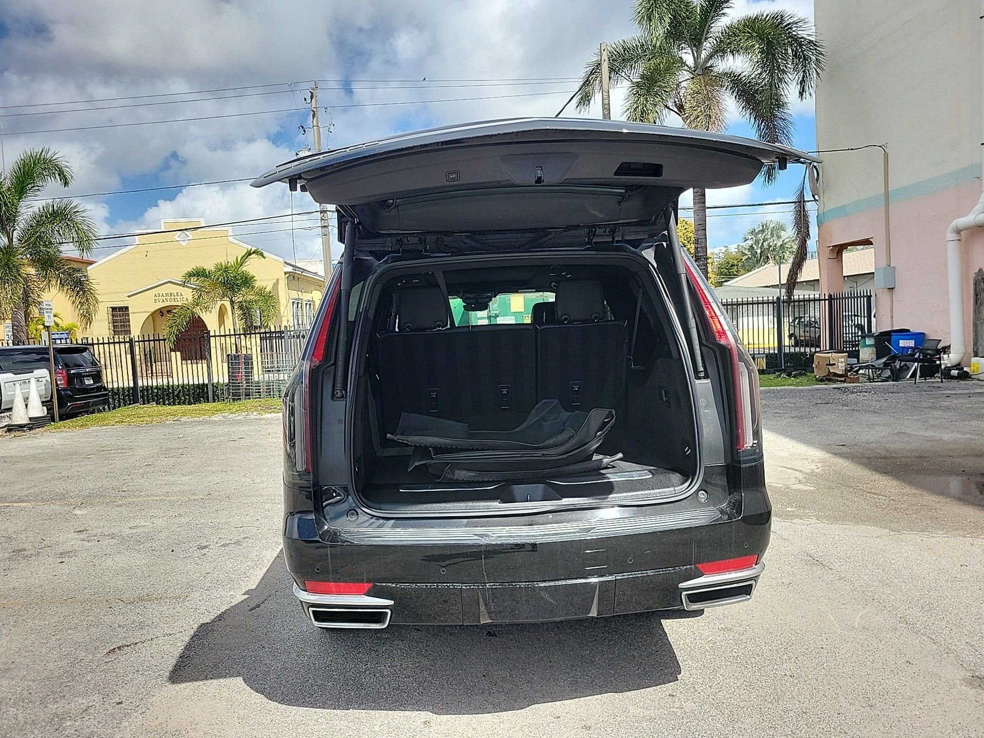 Used 2023 Cadillac Escalade ESV Premium Luxury image 16