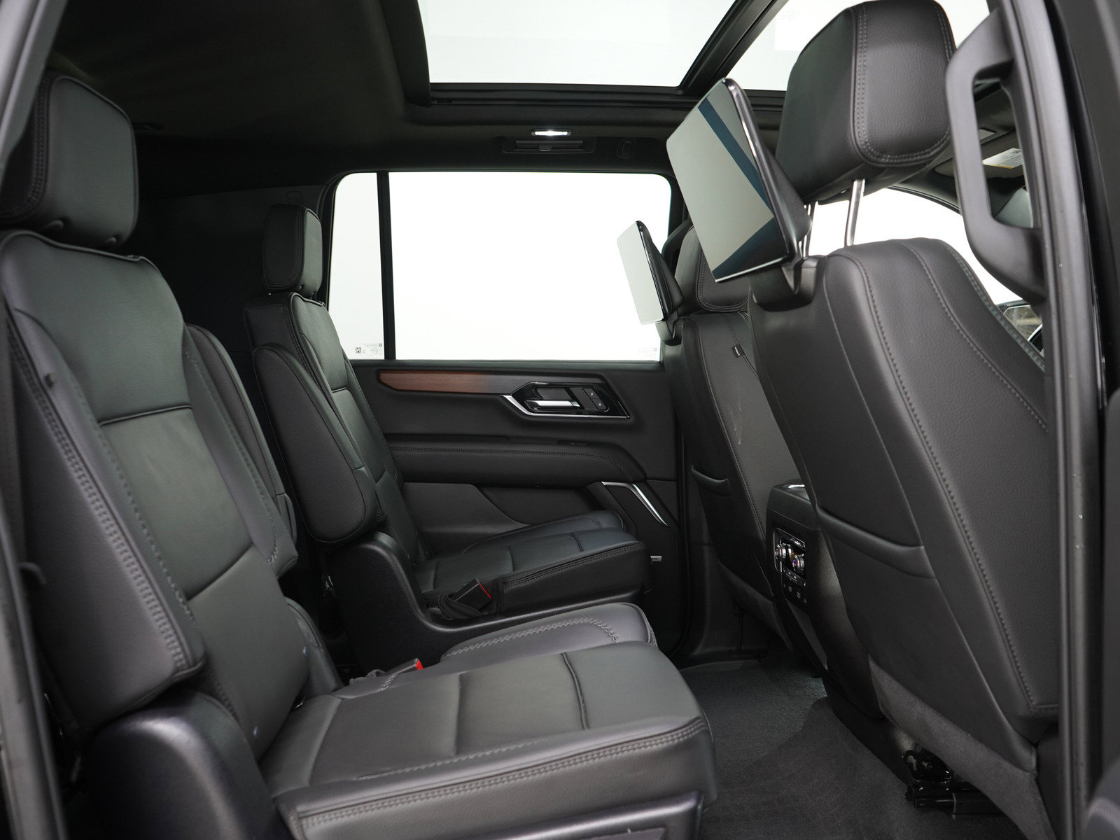 Used 2025 GMC Yukon XL Denali w/ Denali Reserve Package AWD/4WD image 13