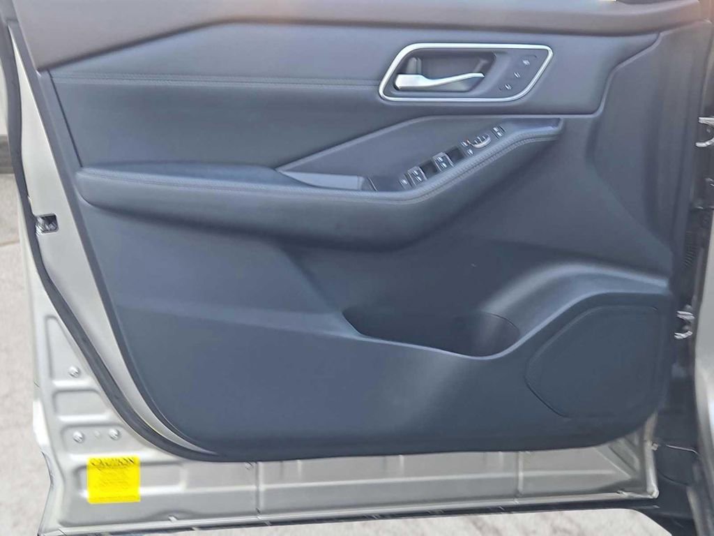 Used 2021 Nissan Rogue Platinum AWD/4WD image 19