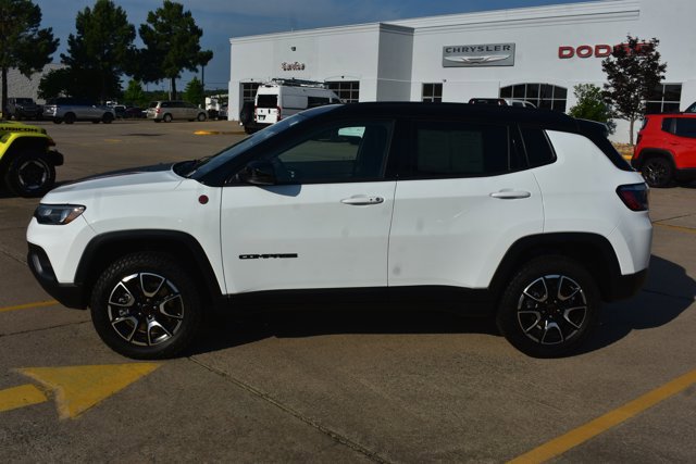 Used 2025 Jeep Compass Trailhawk AWD/4WD image 10