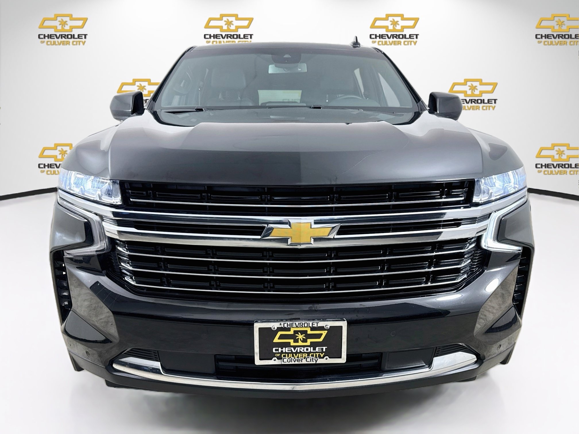 Used 2024 Chevrolet Suburban LT RWD image 2