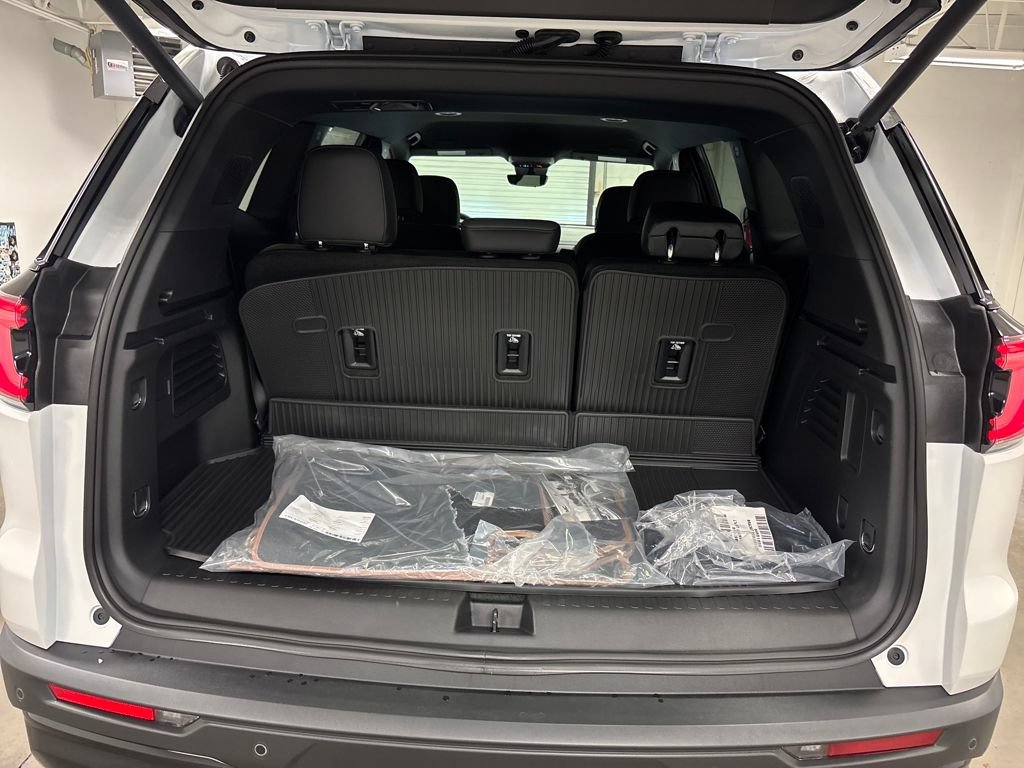 New 2026 GMC Acadia AT4 w/ LPO, Floor Liner Package AWD/4WD image 17