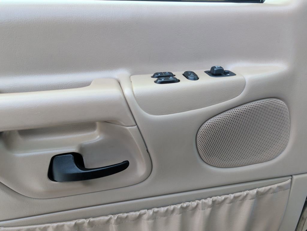 Used 1999 Ford E-150 and Econoline 150 image 9