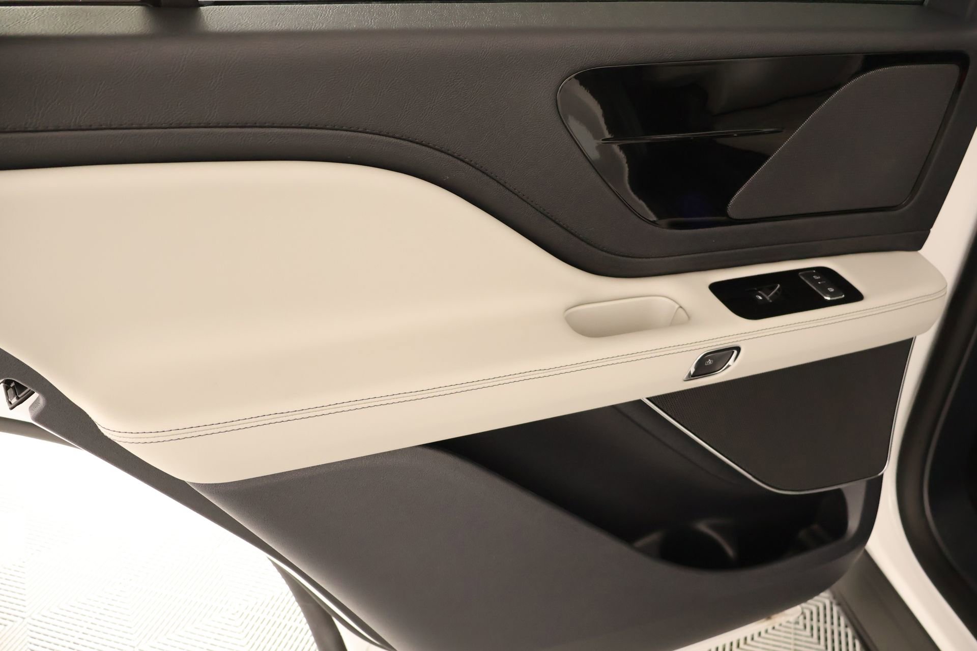 New 2026 Lincoln Aviator 2WD image 18