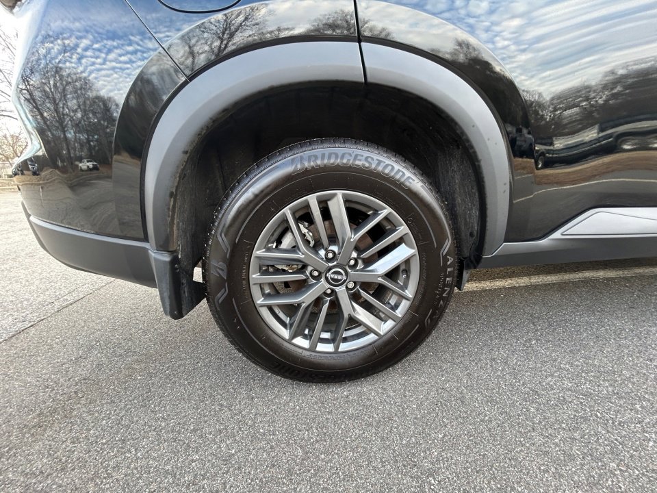 Used 2025 Nissan Rogue S image 23