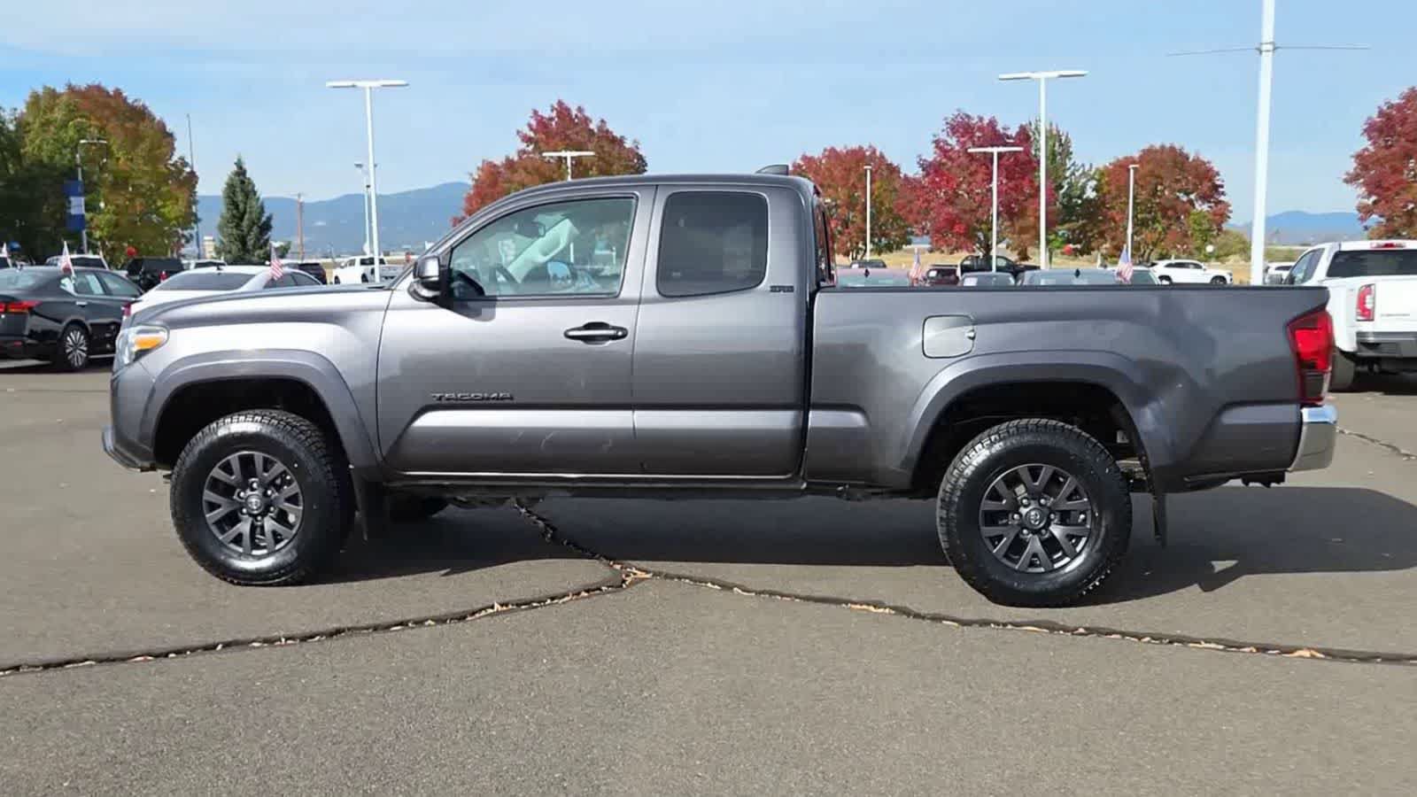 Used 2020 Toyota Tacoma SR5 w/ Blackout Package AWD/4WD image 5