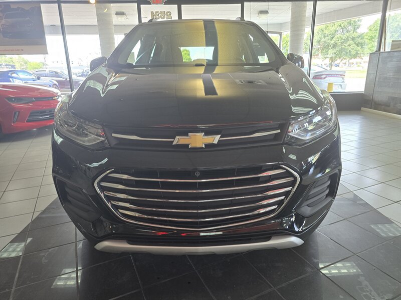 Used 2019 Chevrolet Trax LT w/ LT Convenience Package FWD image 2