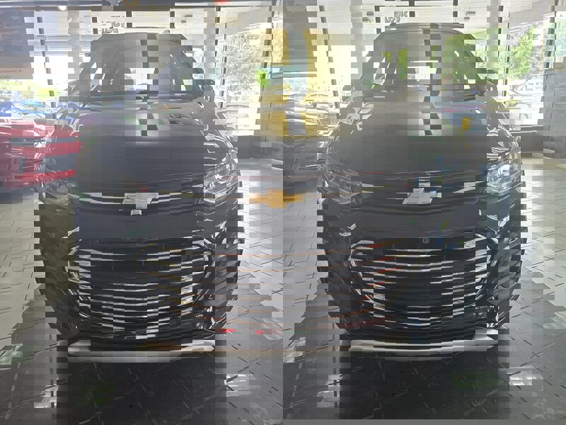 Used 2019 Chevrolet Trax LT w/ LT Convenience Package image 2