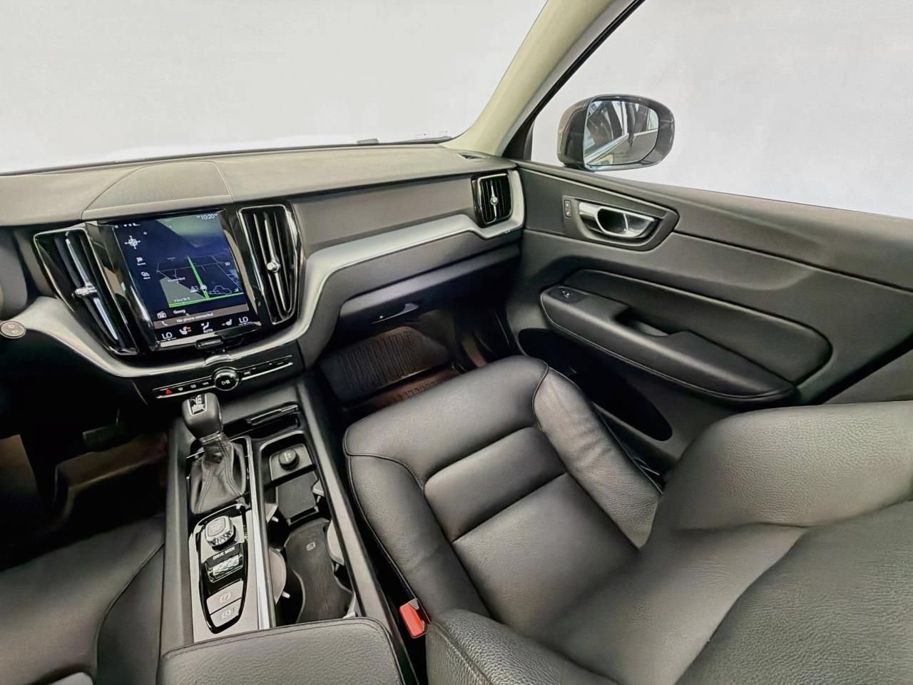 Used 2018 Volvo XC60 T5 Momentum w/ Convenience Package AWD/4WD image 12