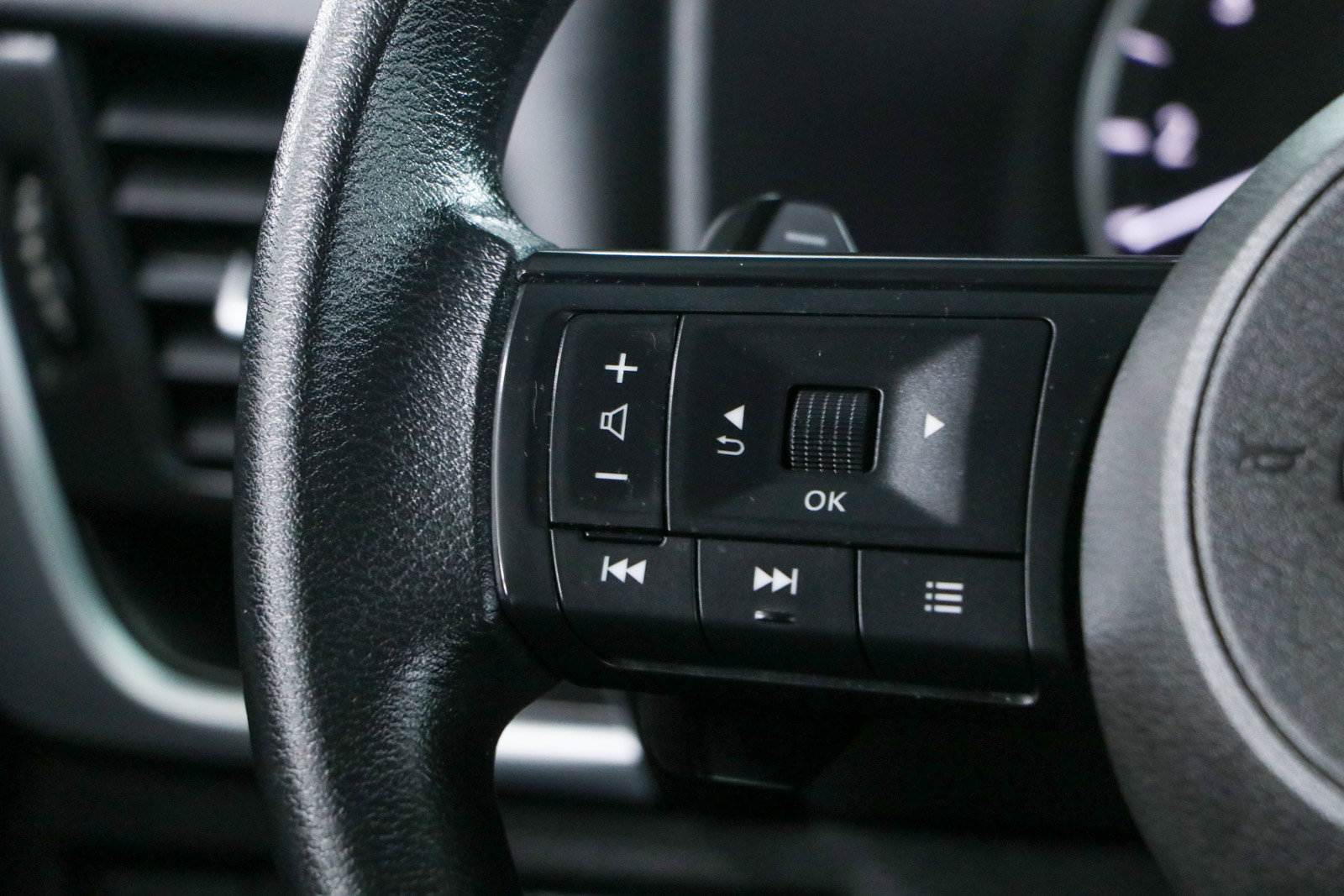 Used 2024 Nissan Rogue SV FWD image 13