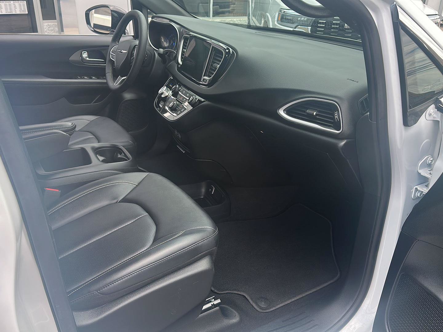 Used 2025 Chrysler Pacifica Select FWD image 12