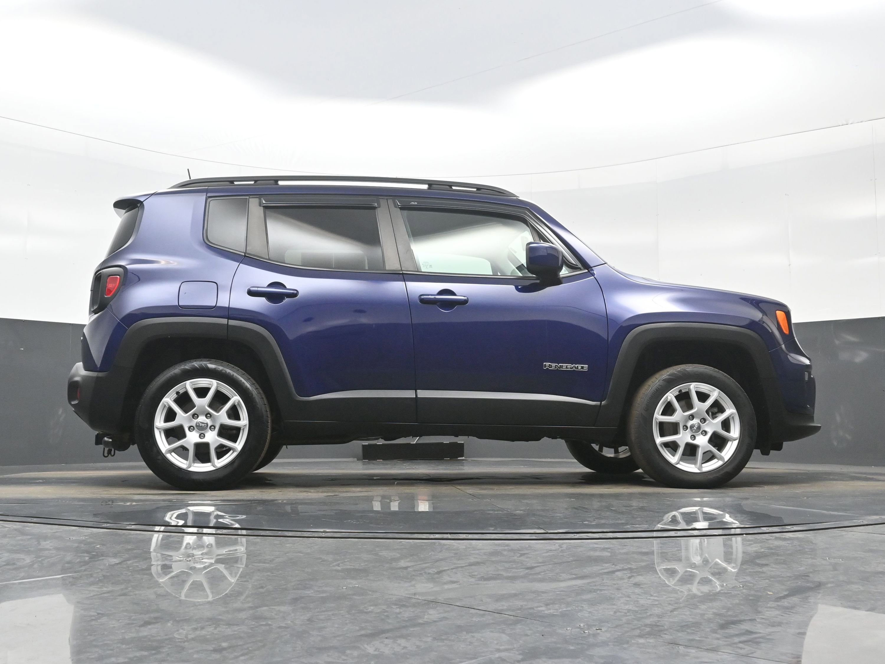 Used 2019 Jeep Renegade Latitude w/ Cold Weather Group image 32