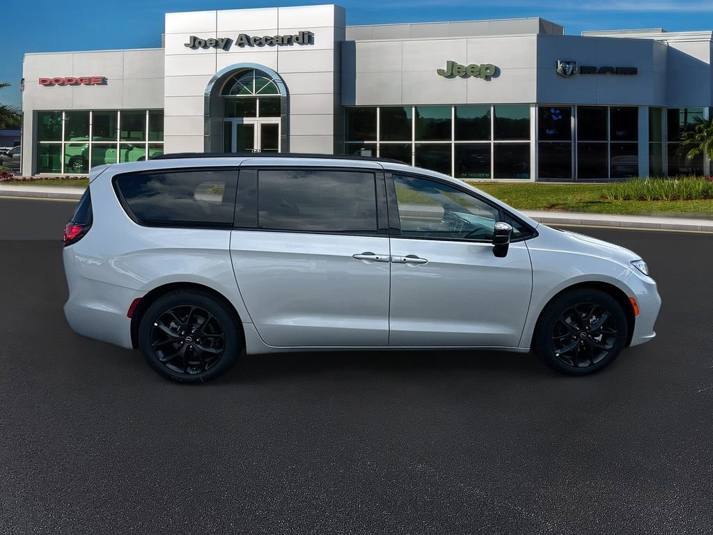 New 2026 Chrysler Pacifica Select image 10