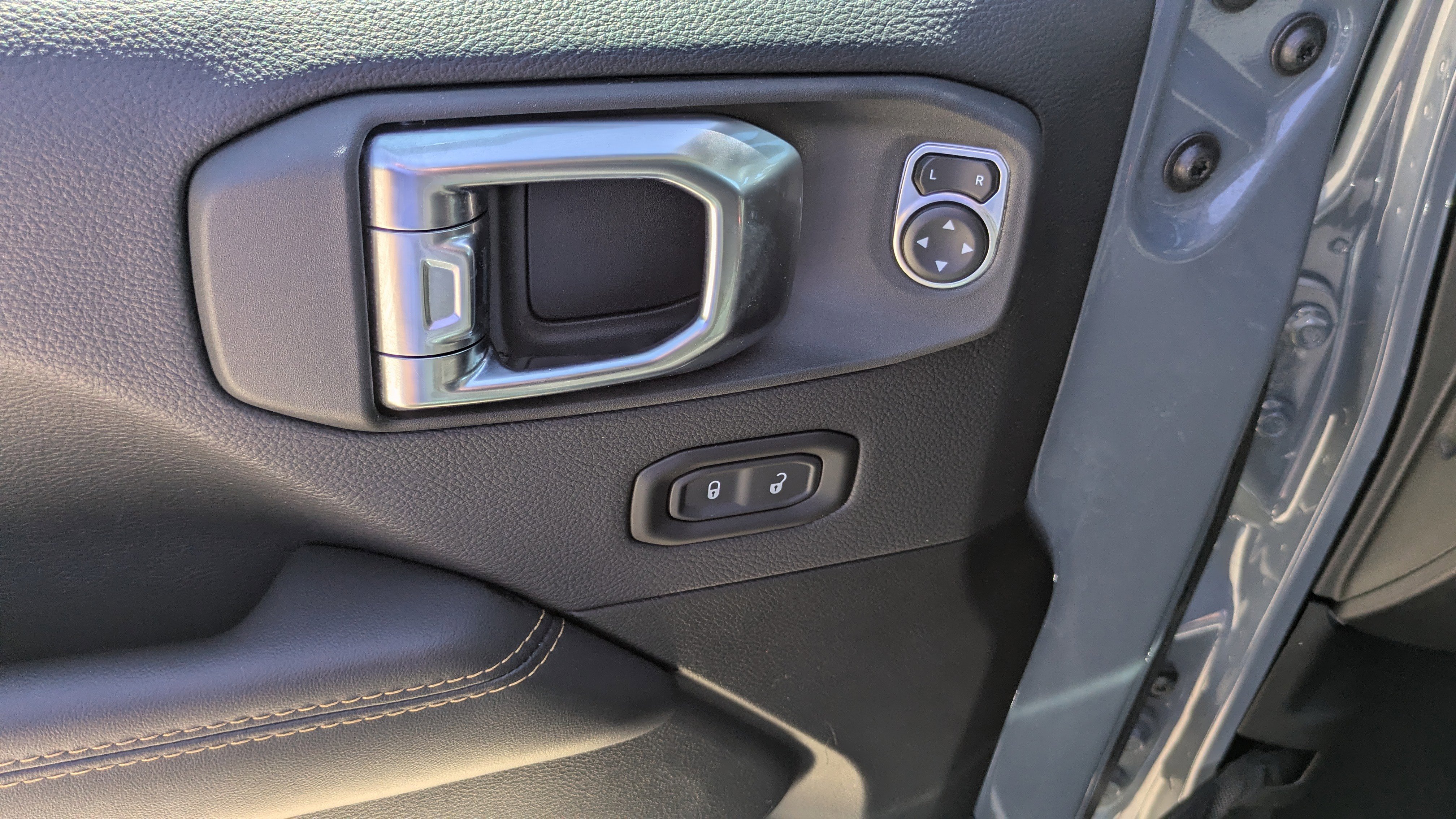 Used 2025 Jeep Wrangler Unlimited Sahara AWD/4WD image 8