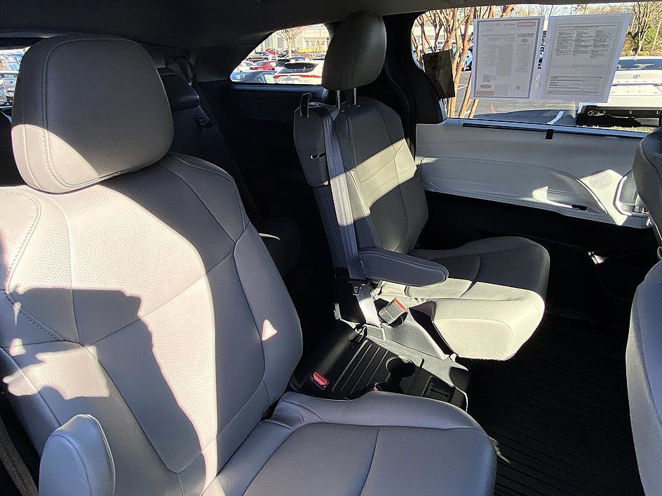 Certified 2025 Toyota Sienna XLE image 23