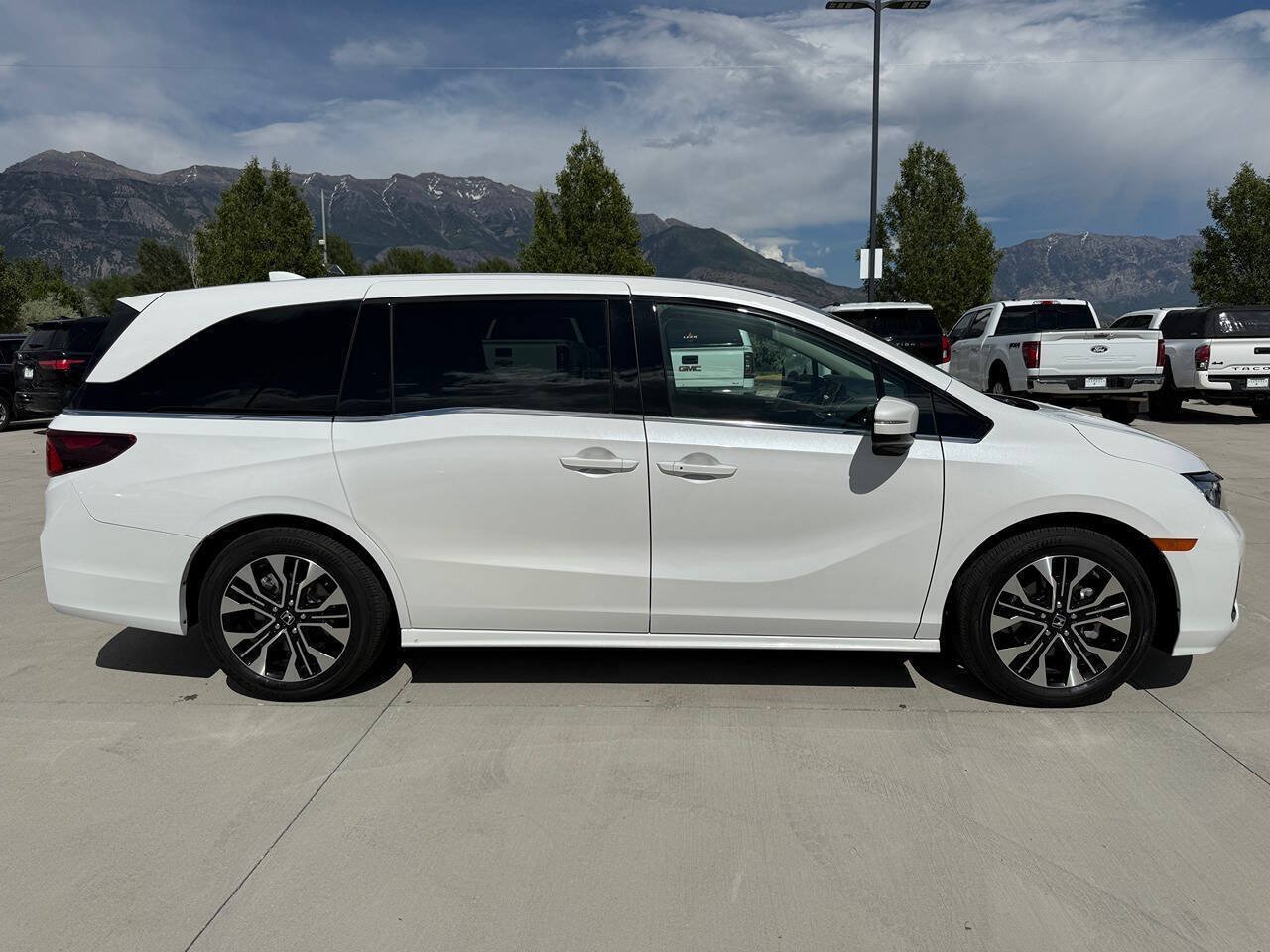 Used 2026 Honda Odyssey Elite image 2