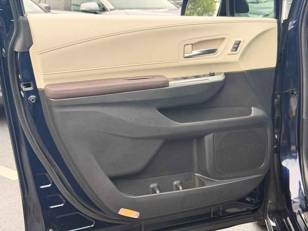 Certified 2024 Toyota Sienna Platinum FWD image 26