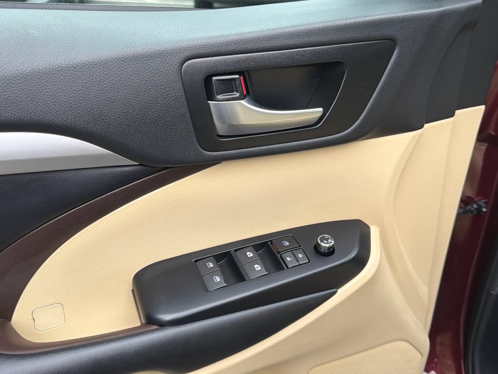 Used 2019 Toyota Highlander XLE AWD/4WD image 22