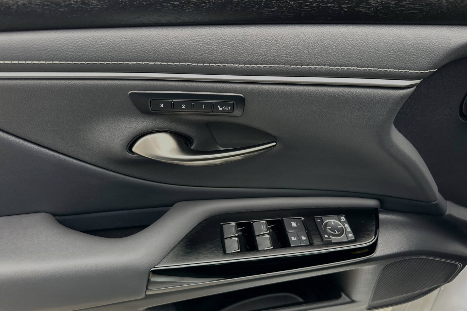 New 2024 Lexus ES 300h w/ Premium Package image 8