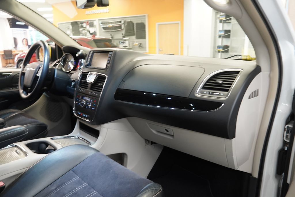 Used 2014 Chrysler Town & Country Touring-L FWD image 37