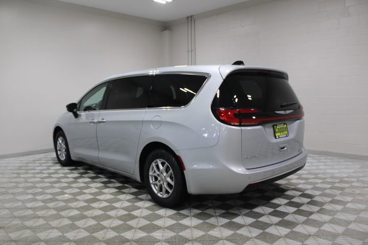 Used 2024 Chrysler Pacifica Touring-L image 9
