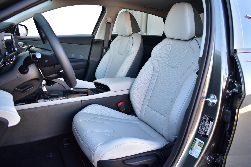 New 2026 Hyundai Elantra SEL Sport FWD image 17