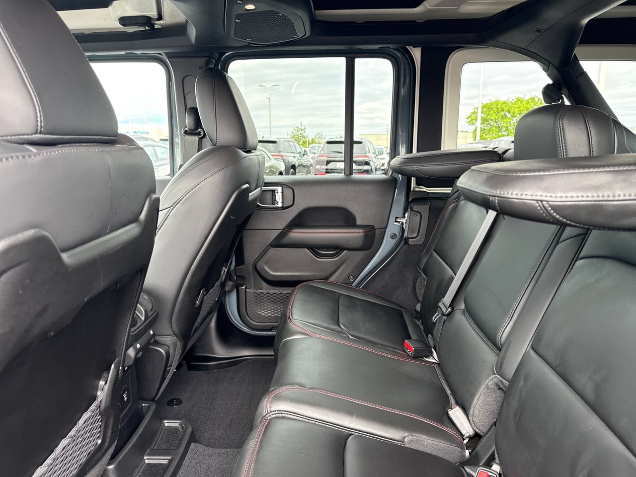Used 2025 Jeep Wrangler Unlimited Rubicon AWD/4WD image 11