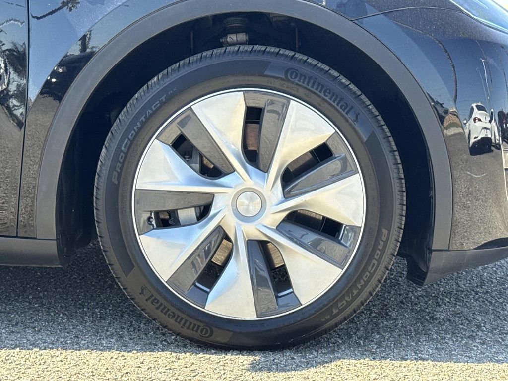 Used 2022 Tesla Model Y Long Range image 30