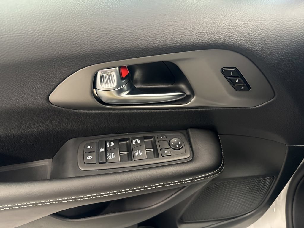 New 2027 Chrysler Pacifica Select AWD/4WD image 5