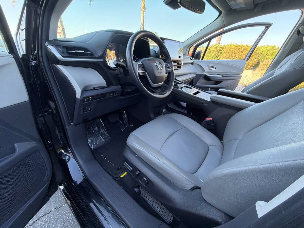 Used 2024 Toyota Sienna XLE FWD image 34