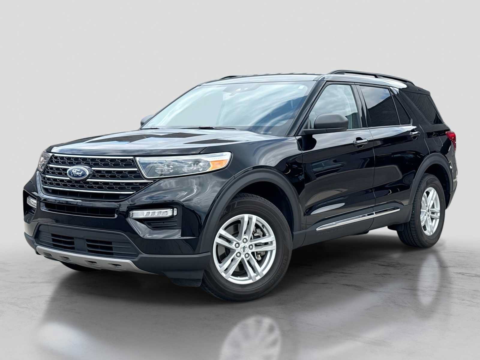 Certified 2023 Ford Explorer XLT w/ Equipment Group 202A AWD/4WD image 1