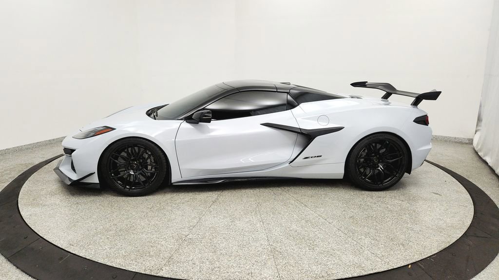 Used 2024 Chevrolet Corvette Z06 w/ Z07 Performance Package image 2