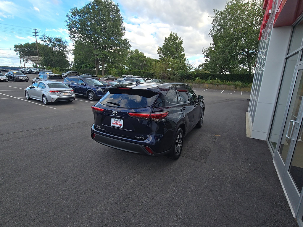 Certified 2021 Toyota Highlander XLE AWD/4WD image 6
